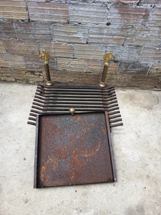 Parrilla de metal con adornos dorados