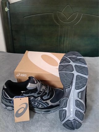 ASICS GEL NYC Negras Talla 43.5