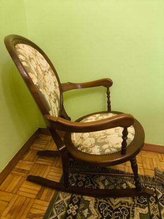 Sillón Mecedora Clásica de Madera Maciza Tapizado
