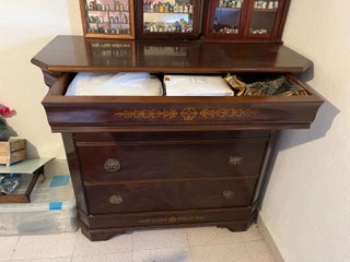Precioso escritorio abatible de madera maciza