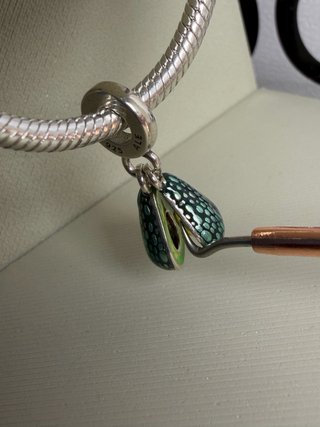 Charm Pandora Aguacate Partido