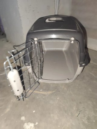 Transportín para mascotas gris y blanco.