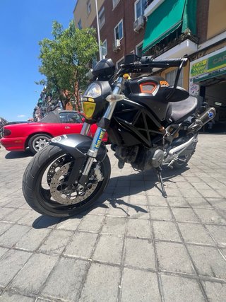 Ducati Monster 696
