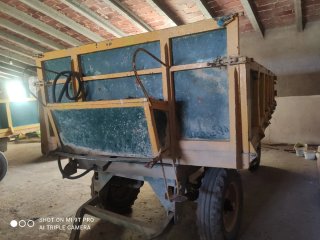 Remolque agrícola amarillo . basculante.