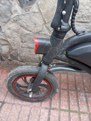 Bici eléctrica DYU,nose si funciona falta cargador
