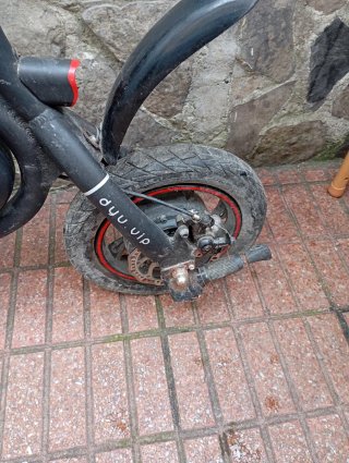 Bici eléctrica DYU,nose si funciona falta cargador
