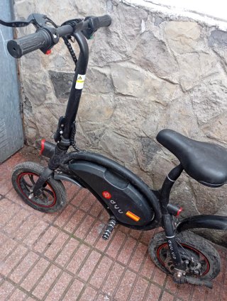 Bici eléctrica DYU,nose si funciona falta cargador