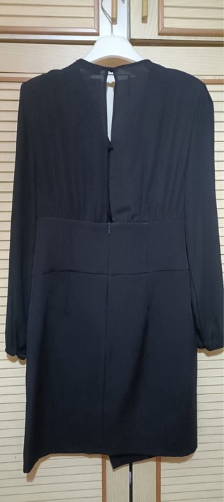Tubino nero elegante con bottoni dorati
