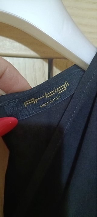 Tubino nero elegante con bottoni dorati