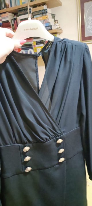Tubino nero elegante con bottoni dorati
