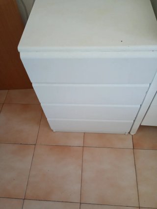 Cómoda blanca de plástico