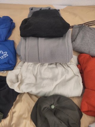 Lote variado de ropa y accesorios.