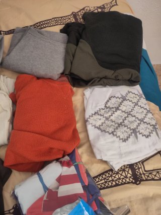 Lote variado de ropa y accesorios.