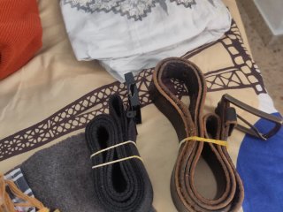Lote variado de ropa y accesorios.
