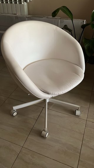Silla giratoria blanca moderna
