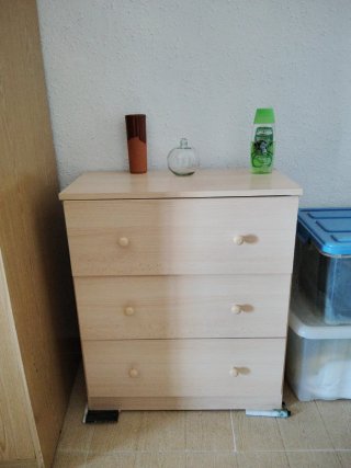 Cajonera de madera y plástico