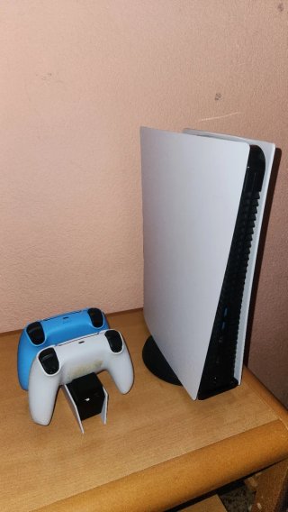 PS5 digital con 2 mandos y base de carga