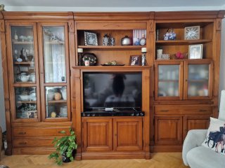 Mueble de salón de madera y cristal