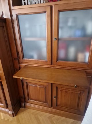 Mueble de salón de madera y cristal