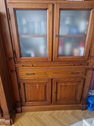 Mueble de salón de madera y cristal