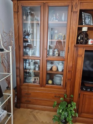 Mueble de salón de madera y cristal