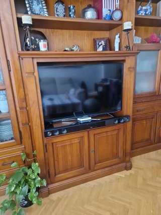 Mueble de salón de madera y cristal
