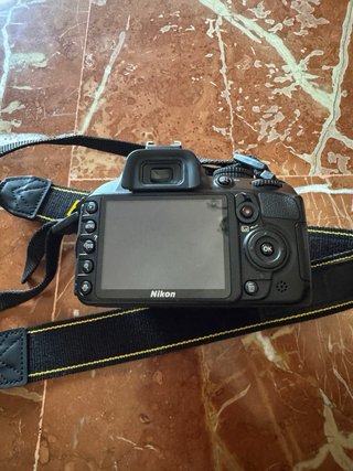 Nikon D3100 para reparar o piezas
