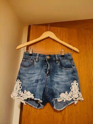 Shorts vaqueros con encaje blanco