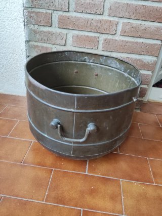Antiguo caldero de cobre macizo grande