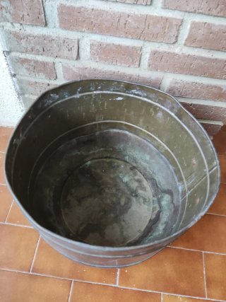 Antiguo caldero de cobre macizo grande