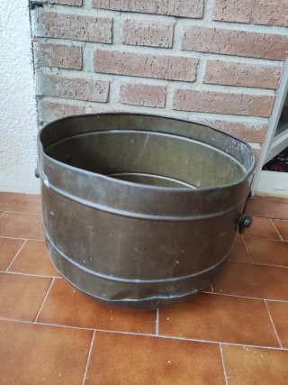Antiguo caldero de cobre macizo grande