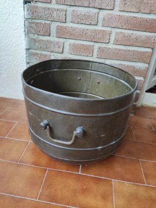 Antiguo caldero de cobre macizo grande