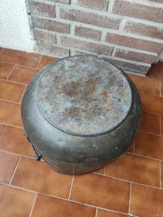 Antiguo caldero de cobre macizo grande