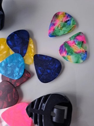 Afinador y púas de guitarra
