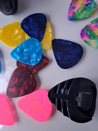 Afinador y púas de guitarra