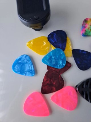 Afinador y púas de guitarra