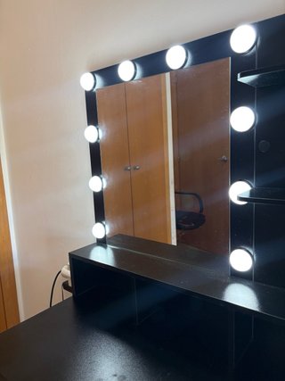 Tocador negro con espejo y luces LED