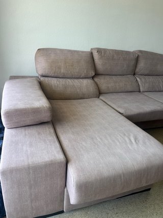 Sofá de tela beige