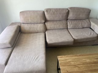 Sofá de tela beige