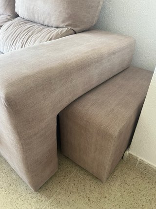 Sofá de tela beige