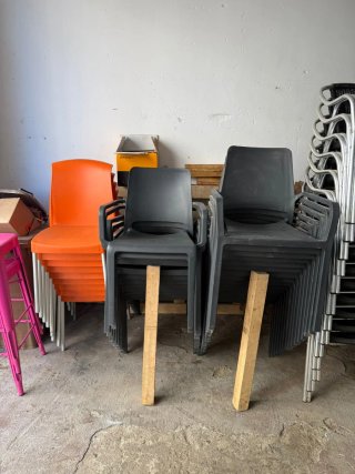 Sillas de plástico apilables (varios colores)