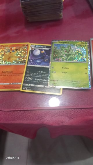 Más de 45o cartas pokemon originales.