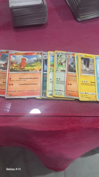 Más de 45o cartas pokemon originales.
