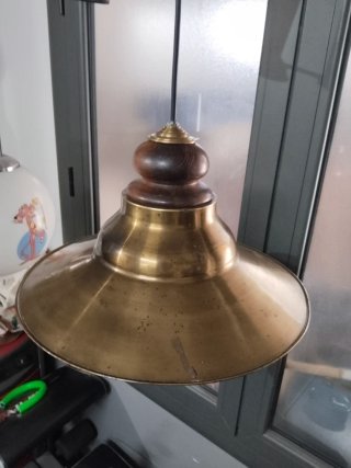 Lámpara colgante de latón y madera