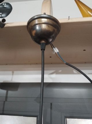 Lámpara colgante de latón y madera