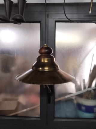 Lámpara colgante de latón y madera