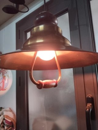 Lámpara colgante de latón y madera