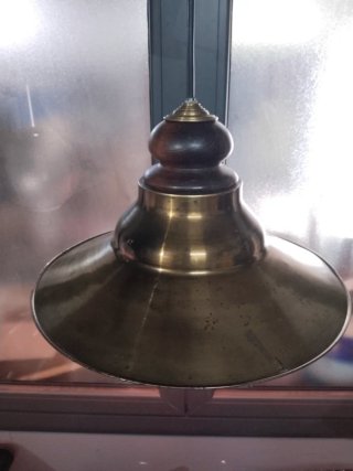 Lámpara colgante de latón y madera