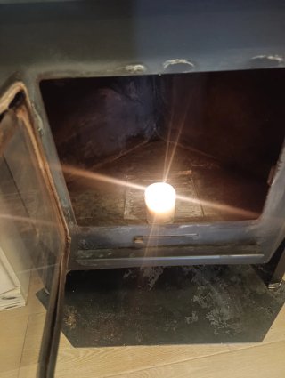 Estufa esquinera de leña de hierro con cristal .