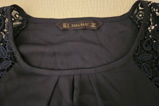Blusa Zara azul marino con encaje Talla M